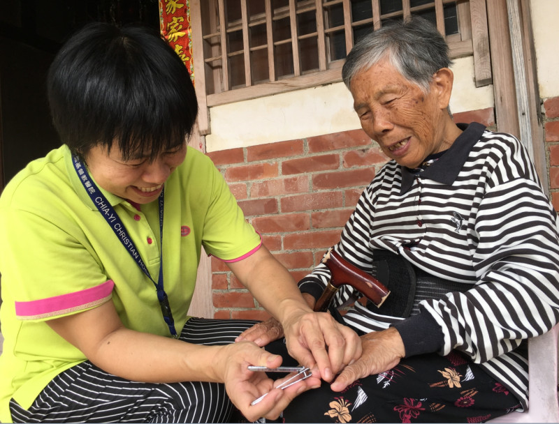 何西利嫁到台灣，因為思念異鄉的父母，所以投入老人照顧服務工作，用她的生命踏入每位服務對象的家庭。   圖：嘉義縣政府/提供