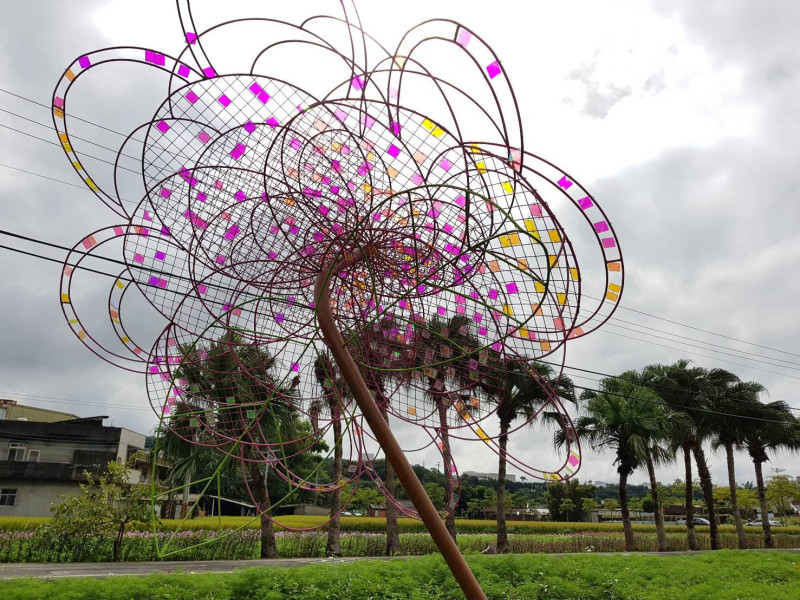 大溪場區的裝置藝術包括蘇福隆老師的「綻放」，有著閃亮亮的茶花花瓣。   圖：翻攝自2017桃園花彩節FB粉專