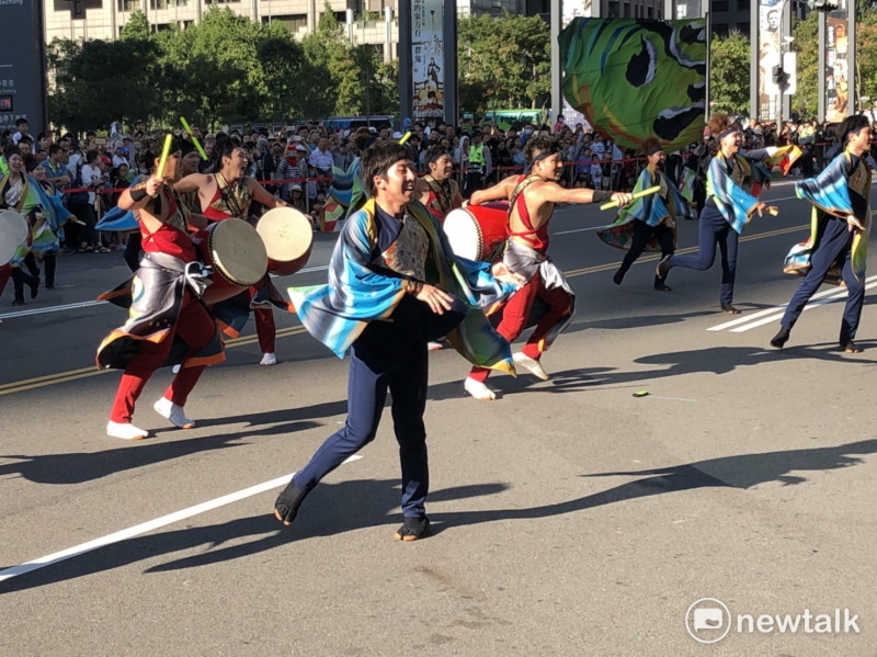 日本北海道北昂舞團載歌載舞。   圖：王鵬宇/攝
