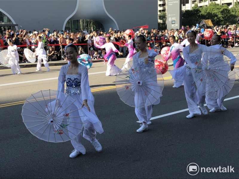 新北市清水高中帶來的表演，舞姿優雅。   圖：王鵬宇/攝