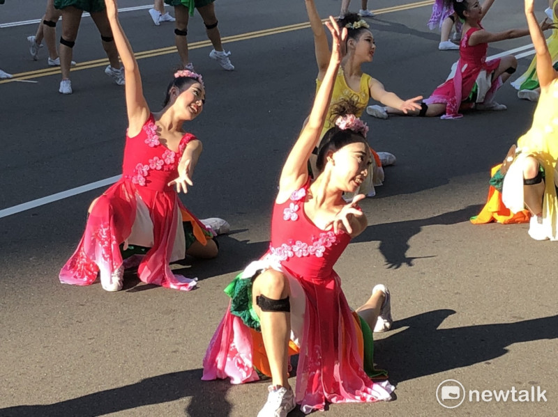 台中市文華高中帶來《花現台中》舞蹈表演。   圖：王鵬宇/攝