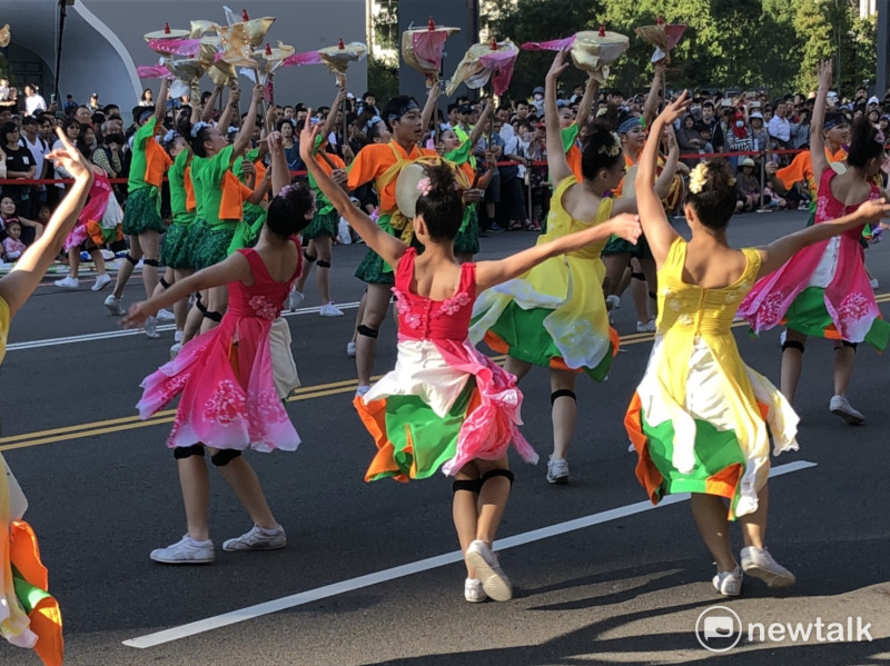 2017國際踩舞祭，台中市文華高中帶來《花現台中》舞蹈表演。青春洋溢的流行舞蹈感染了現場觀眾。   圖：王鵬宇/攝