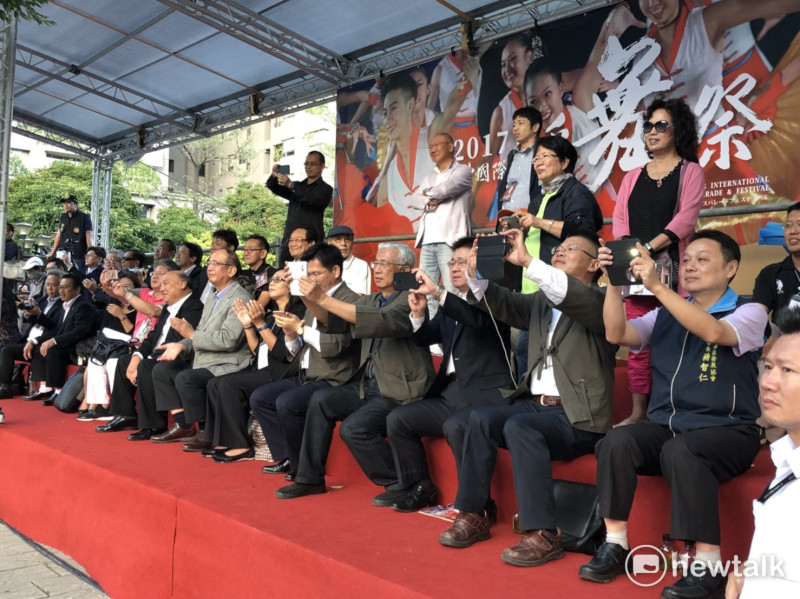 台中市長林佳龍於百忙中參與《2017國際踩舞祭》盛宴，拿出手機拍照紀念。   圖：王鵬宇/攝