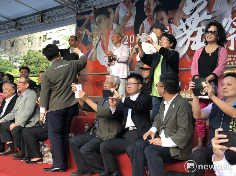 台中市長林佳龍於百忙中參與《2017國際踩舞祭》盛宴，玩起自拍。   圖：王鵬宇/攝