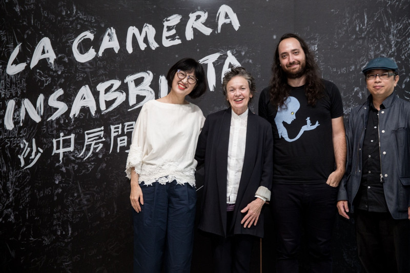 北美館館長林平(左一)、藝術家蘿瑞．安德森Laurie Anderson(左二)、技術總監Jason Stern(右二)、藝術家黃心健(右一)。   圖：台北市立美術館提供