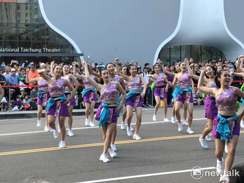 2017國際踩舞祭，台北市立大學《鳳凰于飛慶豐年》。   圖：王鵬宇/攝