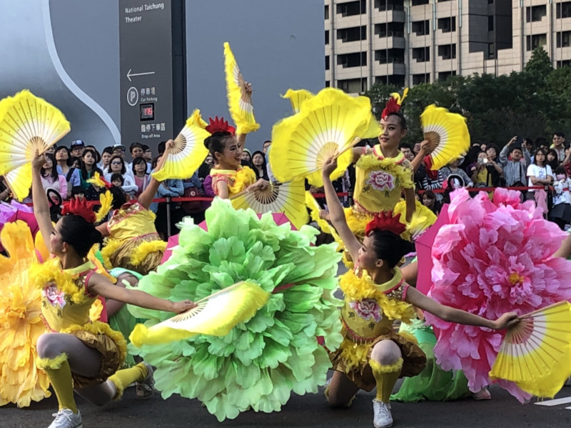2017國際踩舞祭，南投民族舞團《花開富貴慶「雞」祥》舞蹈俏皮、可愛。   圖：王鵬宇/攝