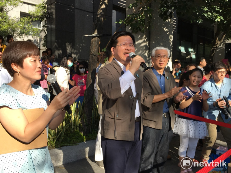 台中市長林佳龍於百忙中參與《2017國際踩舞祭》盛宴，拿出手機拍照紀念。   圖：王鵬宇/攝