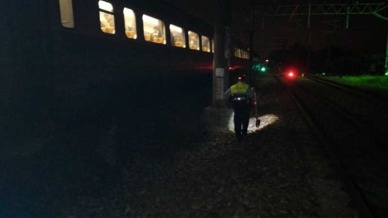 台鐵表示，根據司機員的說法，列車行駛至高雄路竹大湖站第二月臺時，雖然該站不停靠，但突有不知名民眾（據台鐵初步了解為女性、身分待查）自月臺跳下，致遭列車撞擊當場往生。   圖：交通部台鐵提供