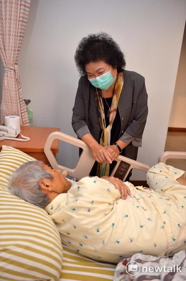 高雄市長陳菊常常於繁忙公務中，撥冗探望病榻中的戴振耀，打氣鼓勵，為耀伯張羅龐大的癌症治療醫藥費。   圖：翻攝自陳菊臉書