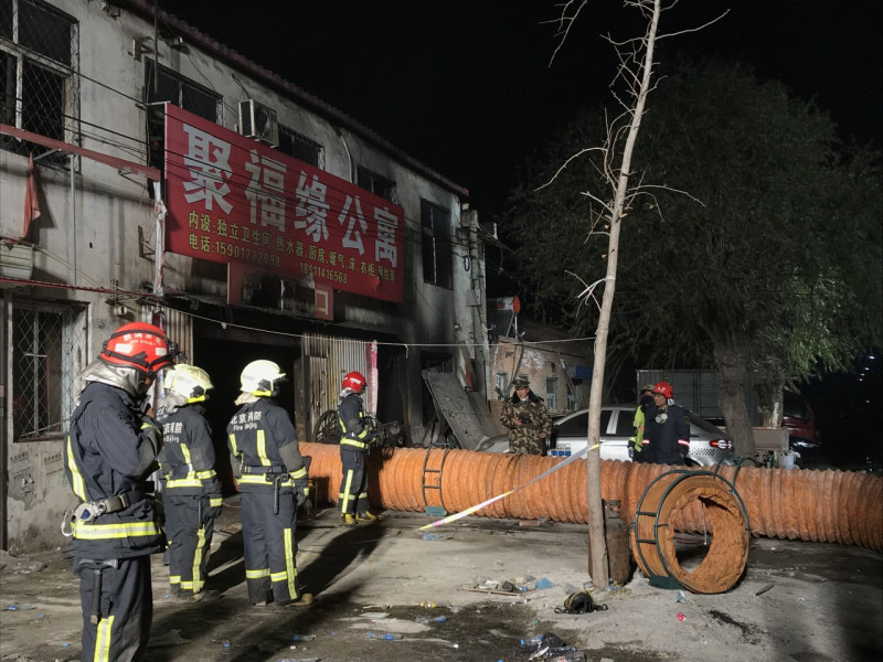 北京大興西紅門鎮新建村火災造成19死，消防花了約3小時將大火救熄。   翻攝自新華社