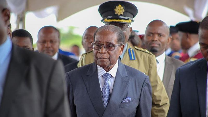 辛巴威總統穆加比（中）19日將會晤軍方首長，尋求終結軍方奪權爆發的政治危機。   （檔案照片／安納杜魯通訊社提供）