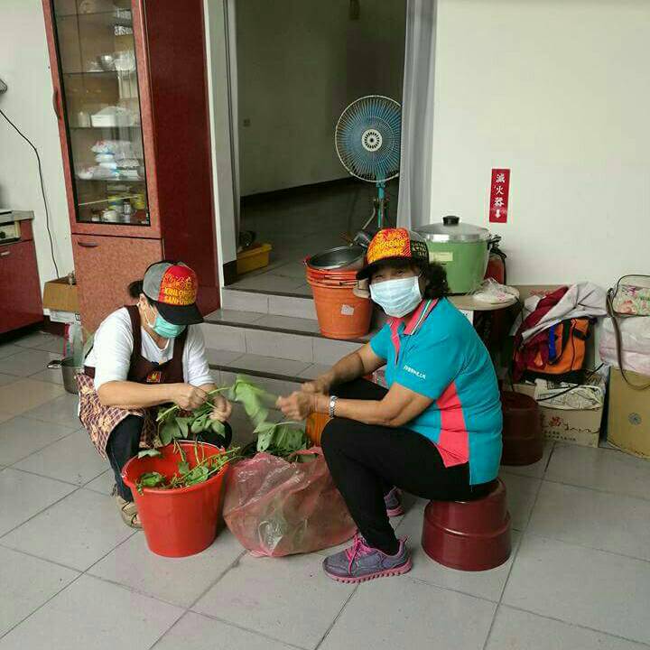 工作人員處理社區栽種的蔬菜。   圖：台中市社會局／提供