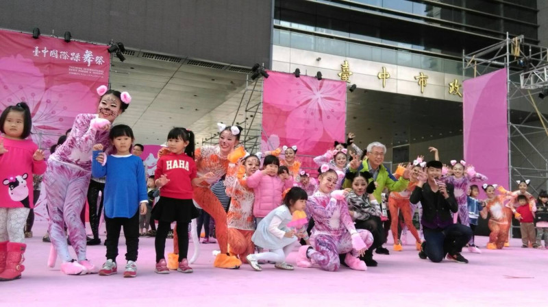 為期三天的台中國際踩舞祭，19日閉幕。臺中市觀旅局長陳盛山，在踩舞祭活動中，帶領著裝扮成貓咪的華岡藝校同學們，陳盛山還與民眾一起上舞台，活潑地扮演成貓兒，彷彿在繽紛的花叢中嬉戲開始跳舞！   圖：臺中市政府／提供