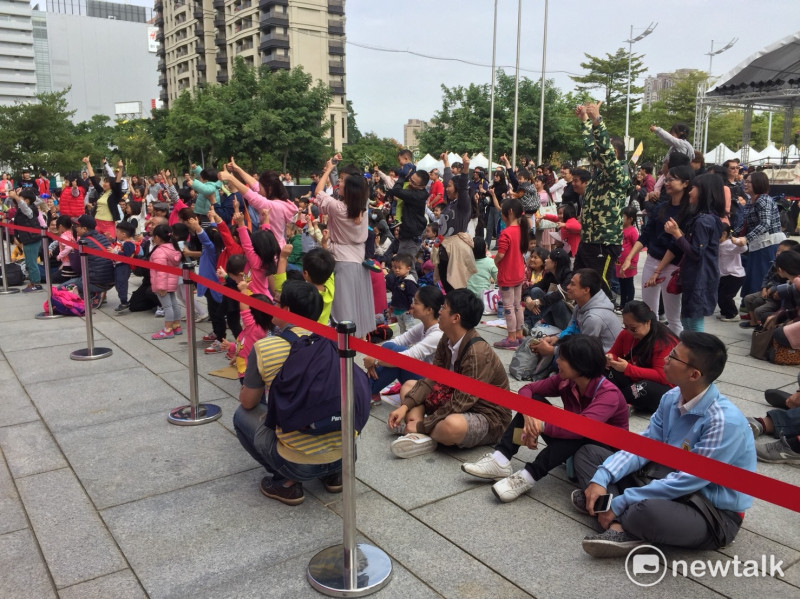 台中國際踩舞祭連續三天在臺中市政府前廣場及夏綠地公園周邊登場舉辦，民眾紛湧而至。   圖：臺中市政府／提供