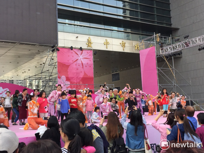 台中國際踩舞祭，明年第三年，將有民間表團加入踩舞祭，未來也希望增加與民間的合作，政府與民間一起共同舉辦的活動，逐步變成民間或商圈地區自主辦理的交流活動。   圖：臺中市政府／提供