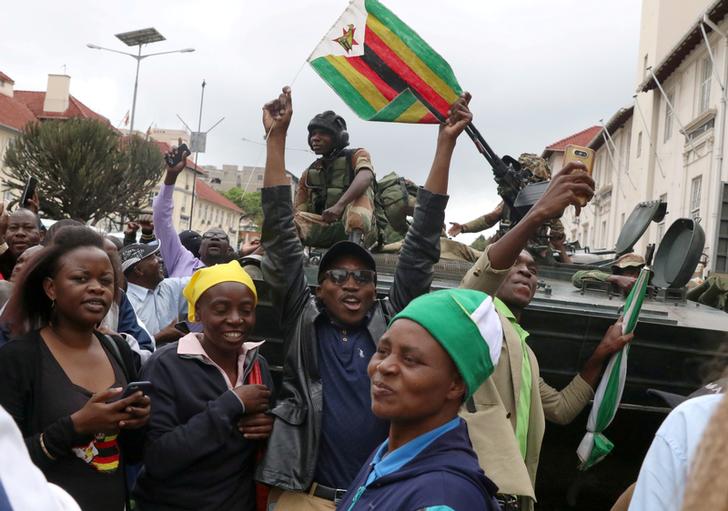 要求老總統穆加比下台的群眾，在一輛軍車前振臂歡呼。   圖：達志影像/路透社