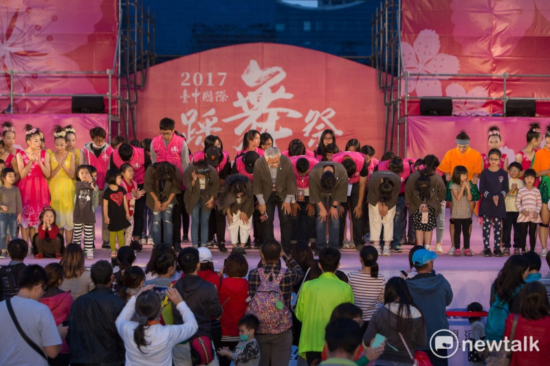為期三天的台中國際踩舞祭，19日閉幕。台中市觀旅局長陳盛山於傍晚五點多，率觀旅局全體執行團隊，鞠躬致意，謝謝市民及市府各局處協力，建設大台中，提供優質、友善的旅遊環境，齊力提升，台中的觀光能量。   圖：臺中市政府／提供