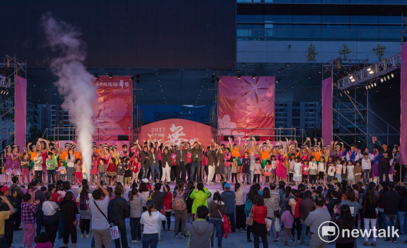 為期三天的台中國際踩舞祭，19日閉幕。台中市觀旅局長陳盛山於傍晚五點多，率觀旅局全體執行團隊，鞠躬致意，熱情民眾到場，學跳踩街舞蹈，熱情不亞於觀賞踩舞祭的活力。   圖：臺中市政府／提供