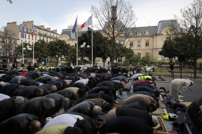1個難民觀察組織表示，法國的穆斯林民眾會在街頭進行祈禱儀式，參加人數眾多。   圖：翻攝Ann Corcoran‏ @RefugeeWatcher推特