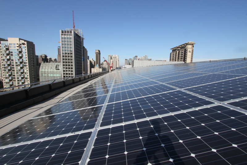 台中市市政大樓裝設太陽能板落實綠色能源。   圖：台中市政府/提供