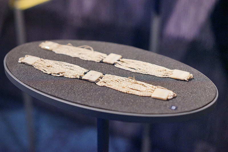 台博館「發現臺灣」常設展，圖為霧社事件領導者莫那魯道生前，唯一遺留的貝珠踝飾。&nbsp;&nbsp;&nbsp;圖:台博館／提供