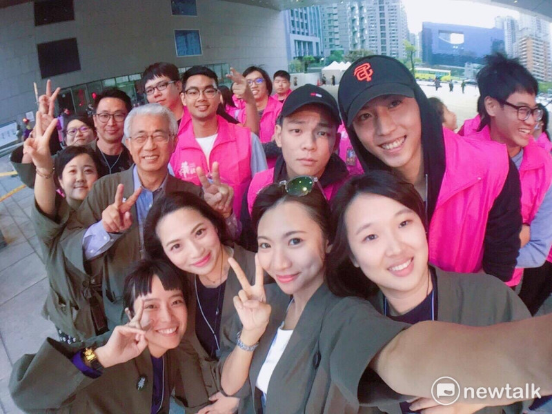 2017國際踩舞祭，於11月19日閉幕後，台中市觀旅局長陳盛山(中間白髮者 )與工作人員，自拍合影，感謝大家連日來的辛勞。   圖:王鵬宇攝