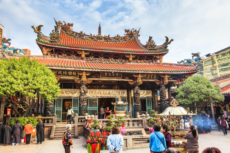 Fodor's寫道，台灣解嚴30年，正逐步向世界介紹自己。台北市是一個尊崇傳統的城市，在都市化的景觀中點綴著許多廟宇，部分廟宇的歷史甚至可追溯至數百年前，例如艋舺龍山寺。   圖 : 翻攝自Wikimedia Commons