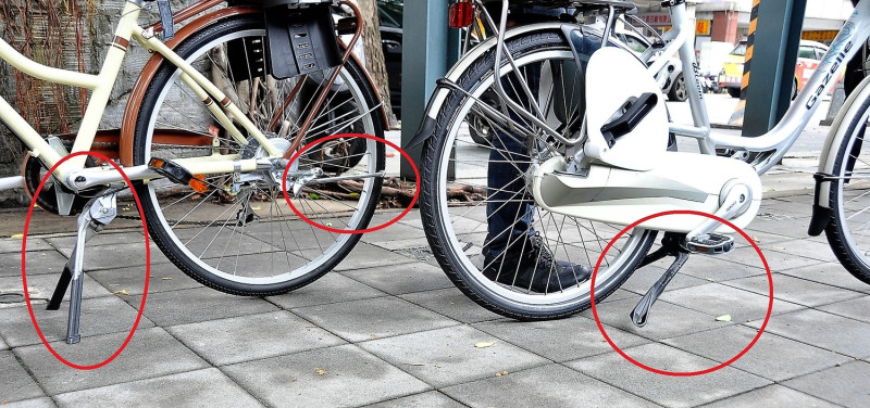 台灣自行車配備的固定器（圖中）往往太瘦弱，無法達到穩定支撐效果；而圖右與圖左為 歐美的自行車，有大支穩定的器定器。   圖:陳香蘭／攝