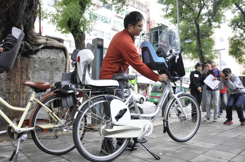 歐美的自行車，附載孩童的座椅設計在龍頭，較為安全與受到保護。   圖:陳香蘭／攝