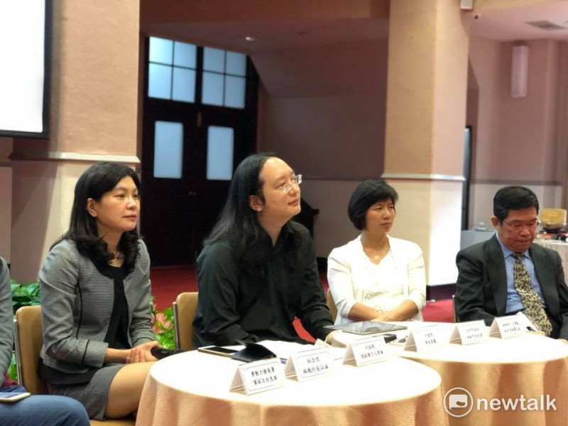 政委唐鳳（左2）今（21）天上午與媒體記者茶敘時，談到電競產業納運產條例的協調過程以及未來發展。   圖：謝莉慧/攝