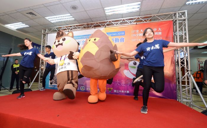 107年全大運的吉祥物「活力鼠寶」和「松果人」表現出熱情活潑的樣子。&nbsp;&nbsp;&nbsp;圖 : 桃園市政府/提供