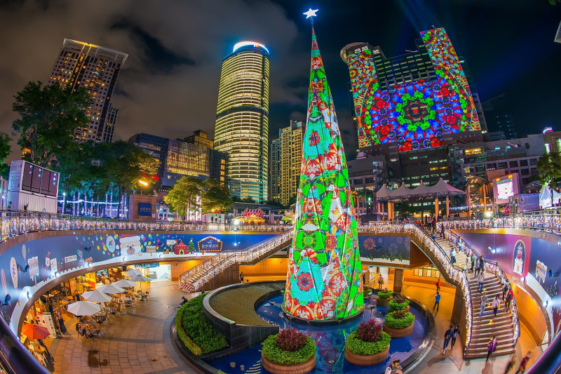 新北市政府再度與締造金氏世界紀錄的新加坡頂尖投影團隊Hexogon Solution合作投射「全臺面積最大動態式互動光雕環景劇場」。   圖：新北市政府提供