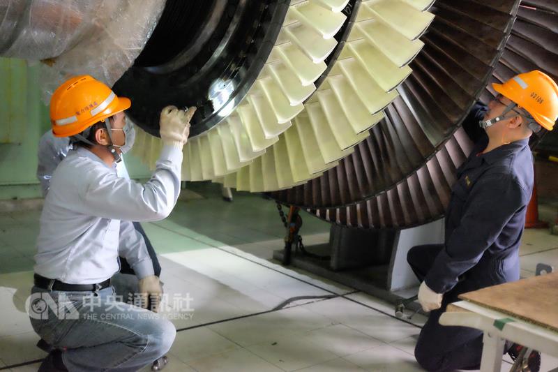 大潭電廠1、5號機進行歲修，發電機轉子中的葉片，必須逐片清理拆換，透過台電電力修護處的葉片再生工場，X光機掃描後再進行焊補，可以省下1/3以上的維修費用。   圖 : 中央社