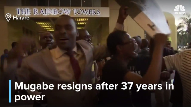 民眾得知穆加比同意下台消息後，紛紛走上街頭狂歡慶祝歷史的一刻。   圖：翻攝自NBC NEWS