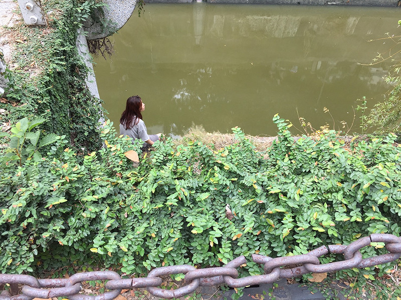 欲輕生的婦女獨自獨自坐在高雄明仁路的堤岸駁崁邊，路過的民眾連忙通報警方。&nbsp;&nbsp;&nbsp;圖 : 民眾提供