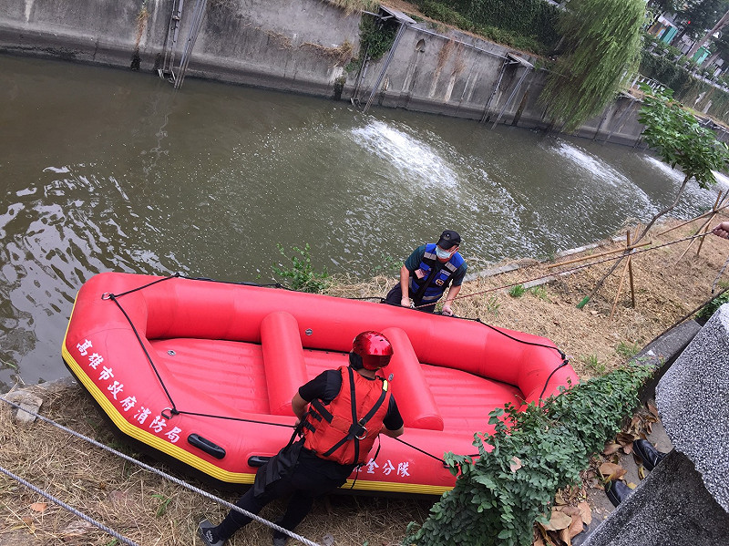 高雄消防隊在上游處放下橡皮艇準備救援欲輕生的婦女。&nbsp;&nbsp;&nbsp;圖 : 民眾提供