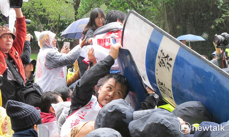 大觀事件自救會22日在民進黨部前與警方爆發激烈衝突。   圖：林朝億/攝
