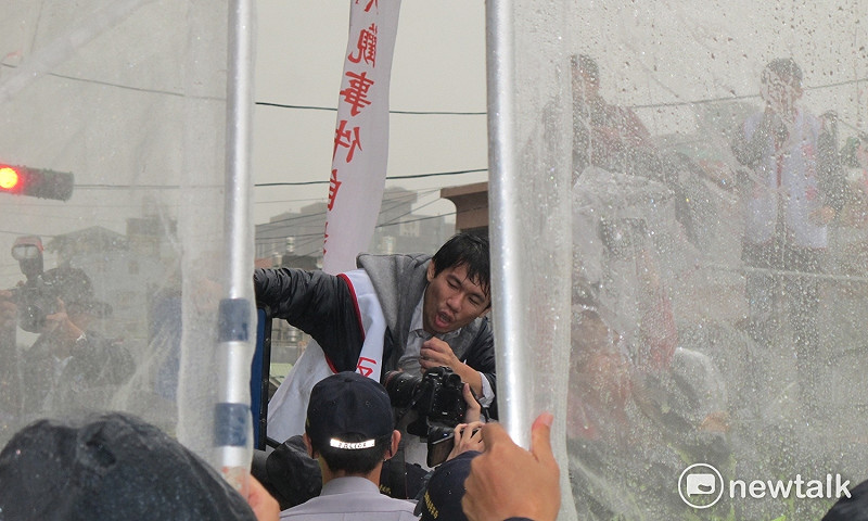 警方拉起兩道護網，防止群眾丟出抗議物品。   圖：林朝億/攝