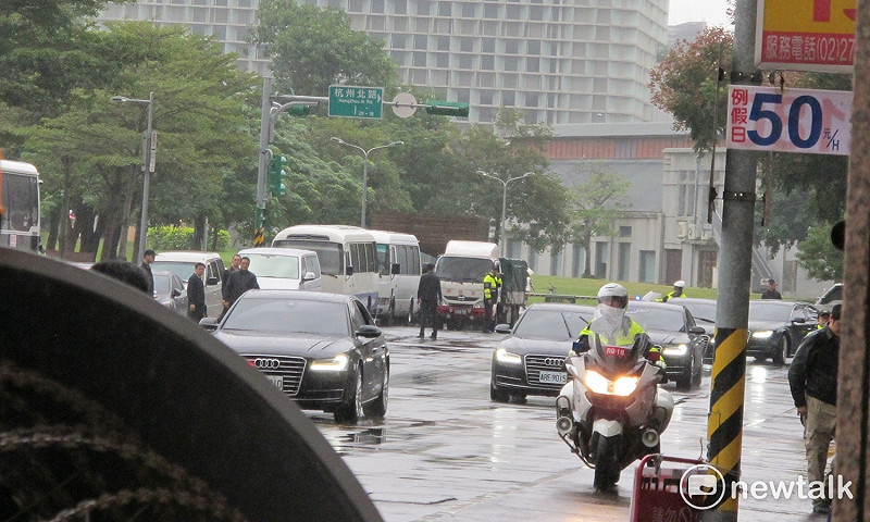 總統蔡英文車隊22日下午13時42分抵達民進黨中央。   圖：林朝億/攝