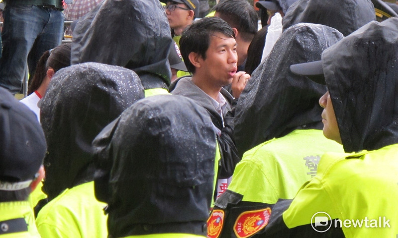 優勢警力重重圍堵大觀事件抗議自救會群眾。   圖：林朝億/攝