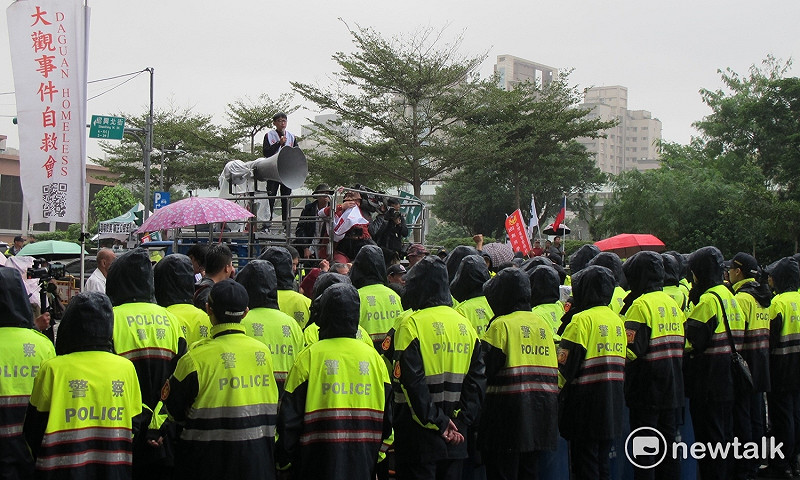 優勢警力重重圍堵大觀事件抗議自救會群眾。   圖：林朝億/攝