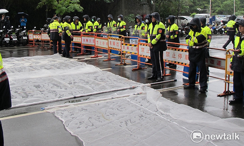 警方除了封路外，也準備兩道護網防止群眾丟出物品。   圖：林朝億/攝