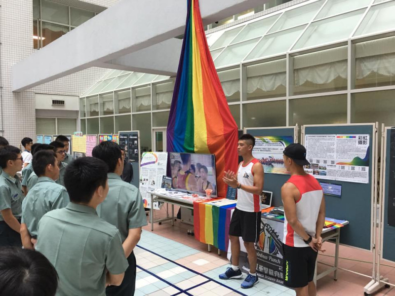 國防醫學院某系學會，10月下旬，於校園內舉辦「SCORA彩虹驕傲週」的活動。   圖 : 捍家盟/提供