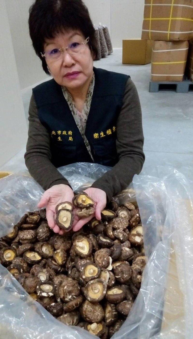 稽查人員查獲疑似來源不明的香菇，標示產地為「韓國」出貨，依大小分為13品項共計2810.9公斤。   圖：新北市衛生局/提供