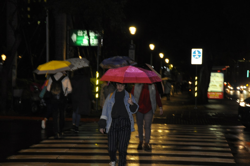 人夜後，北台灣低溫將再下降至17度左右，外出要記得做好保暖。   圖：陳香蘭／攝