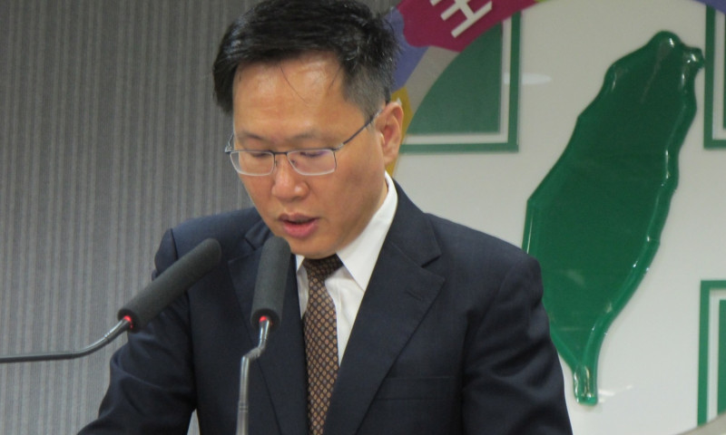 民進黨智庫副執行長陳錦稷22日說明「關於黨對台灣當前金融政策的新論述」。   圖：林朝億/攝