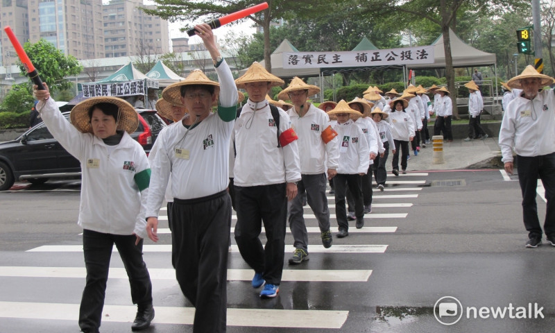 人民作主基金會23日宣布停止接力禁食活動後，展開繞行民進黨3圈的活動。   圖：林朝億/攝