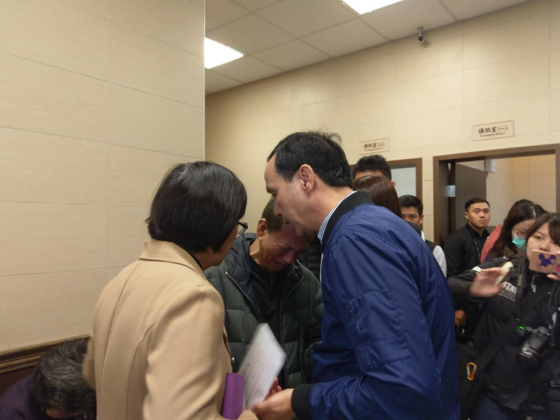 中和區興南路公寓縱火案發後,朱立倫及侯友宜迅速趕赴醫院慰問受害者及家屬。 圖:新北市政府/提供