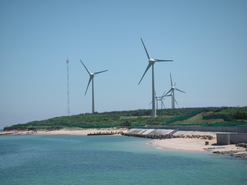 台電提出數據指出，這座風力發電廠8部風機年發電量約1,500萬度，相當於年減碳排放量9千公噸！   圖：台電提供